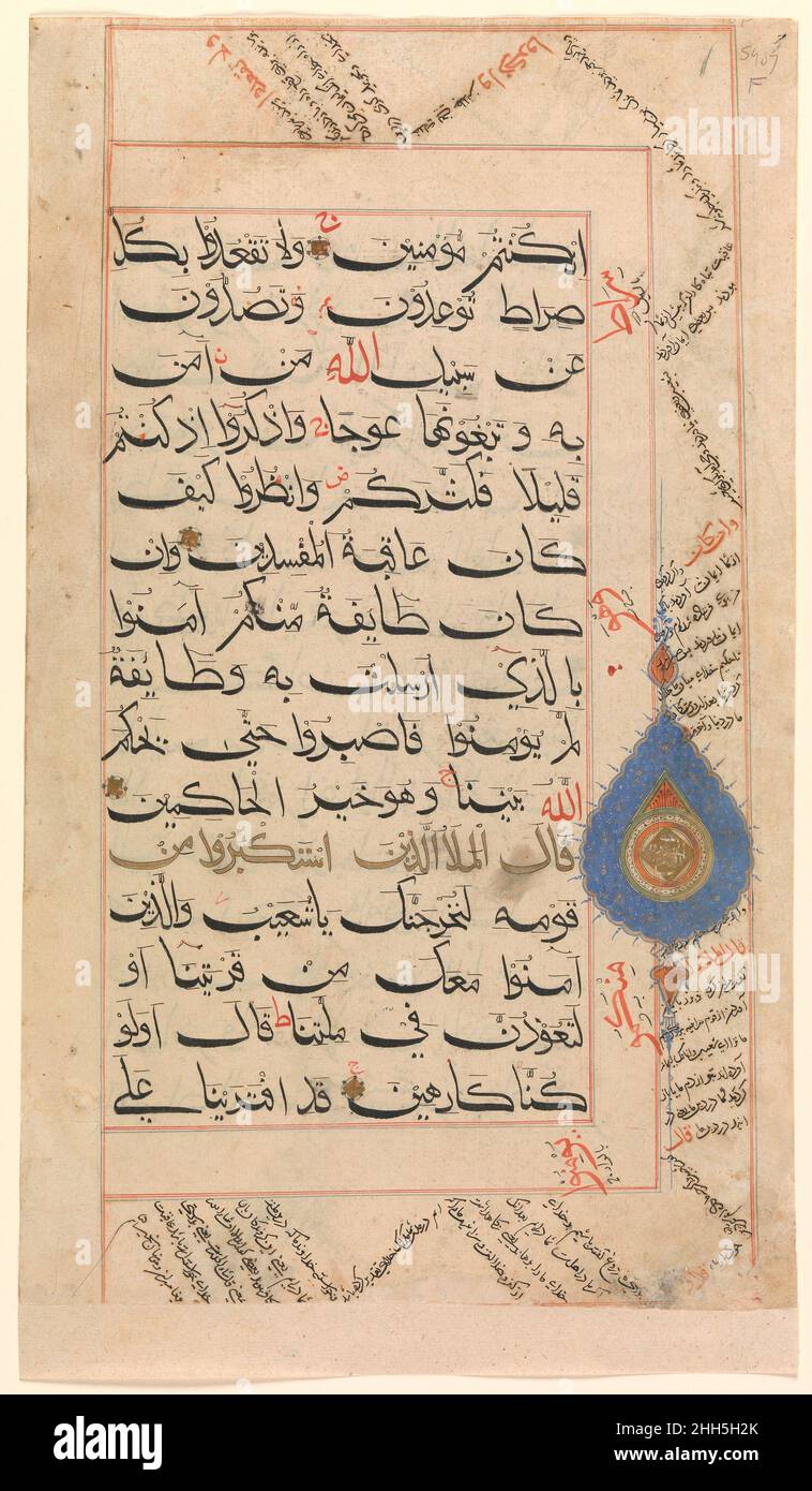 Folio d'un manuscrit Qur'an probablement 15th siècle Un script cursif unique a été utilisé pour les Qur'ans indiens entre la fin du XIVe et le milieu du XVIe siècle.Appelé bihari (de la région du Bihar), bien qu’il ne soit pas connu exactement où il a été développé, les principales caractéristiques du script sont des lignes horizontales larges, étendues et minces verticales délicates.Les Qur'ans de ce style comportent aussi souvent plusieurs couleurs différentes pour le texte (comme le rouge pour le mot Allah et l'or pour le début d'une nouvelle section), et incluent le commentaire persan zigzagant dans les marges.Folio d'un manuscrit de Qur'an 45283 Banque D'Images