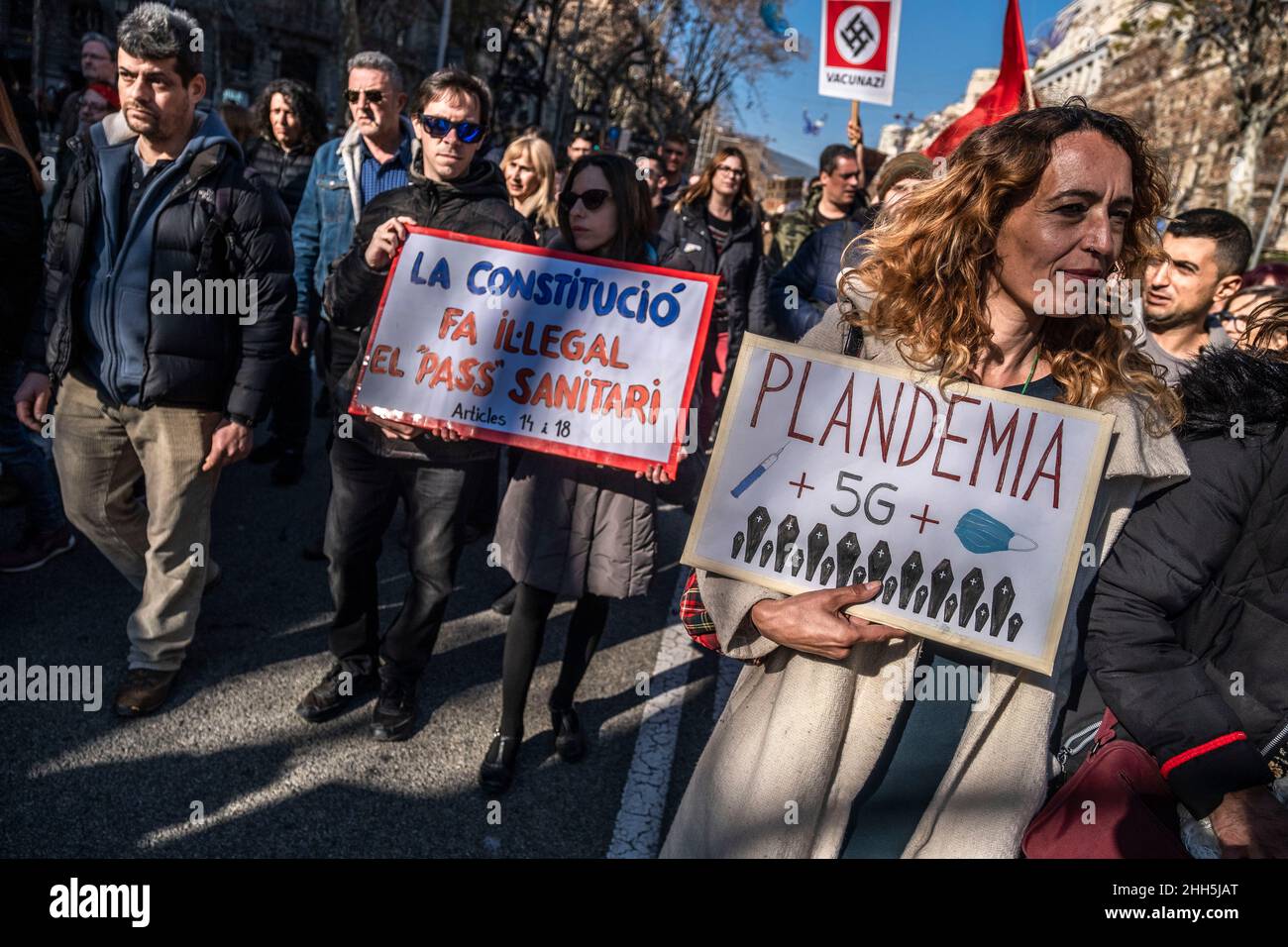 Barcelone, Espagne.23rd janvier 2022.Les manifestants tiennent des pancartes pendant la manifestation.convoquée par le Coordinateur de Barcelone contre la dictature sanitaire, des centaines de personnes ont manifesté dans le centre de Barcelone contre le contrôle social et les mesures sanitaires décrétées après les infections Covid-19.Crédit : SOPA Images Limited/Alamy Live News Banque D'Images