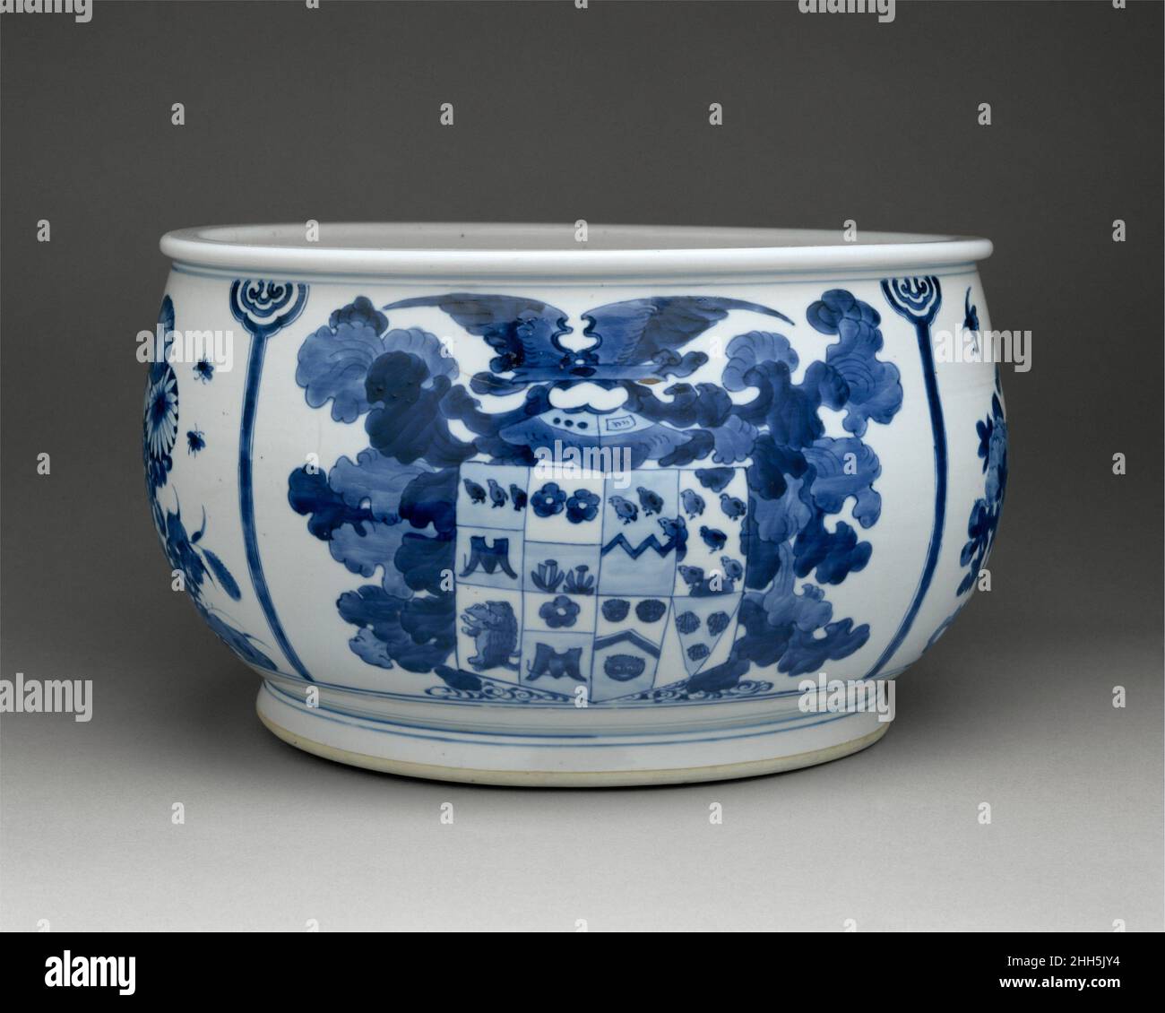 Semoir avec le pelage de bras Johnson ca.1693–97 Chinois, pour le marché britannique Écoutez les experts illuminer l'histoire de cette œuvre Écoutez ou faites une pause #404.Céramiques et savoir-faire soutenus par les philanthropes Bloomberg nous sommes désolés, la transcription de cette piste audio n'est pas disponible pour le moment.Nous nous efforçons du rendre disponible sur Dès que possible.Semoir avec le blason Johnson 206401 Banque D'Images