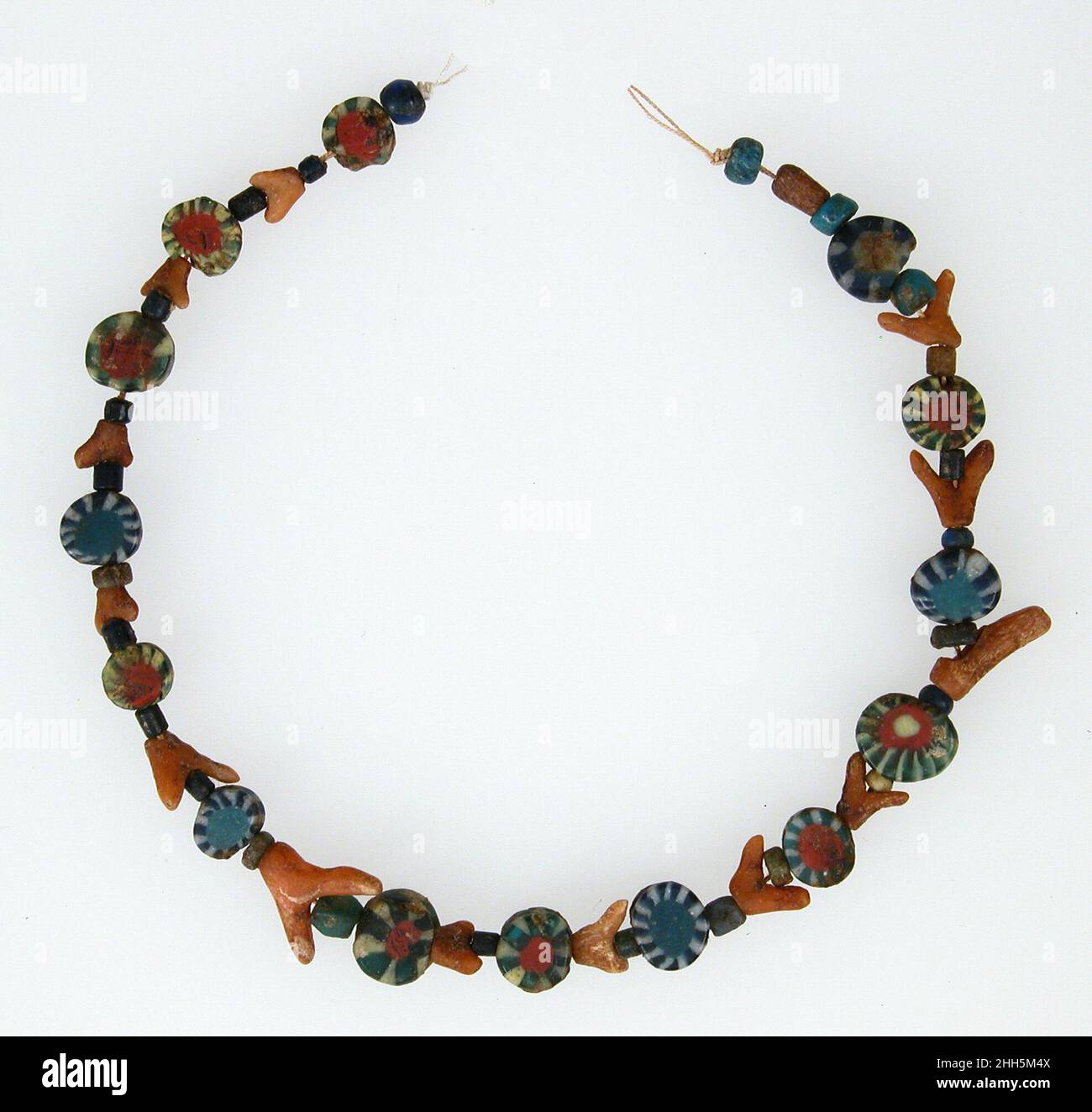 Chaîne de perles 4th–7th siècle copte cette rangée de perles était parmi les neuf trouvés enveloppés autour du corps d'un nouveau-né qui a été enterré à côté de sa mère dans une chapelle tombale dans la nécropole de l'oasis de Kharga.Chaîne de perles 477066 Banque D'Images