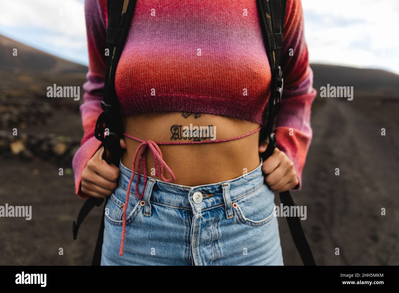 Femme avec MOT Angel tatouage sur l'estomac Banque D'Images