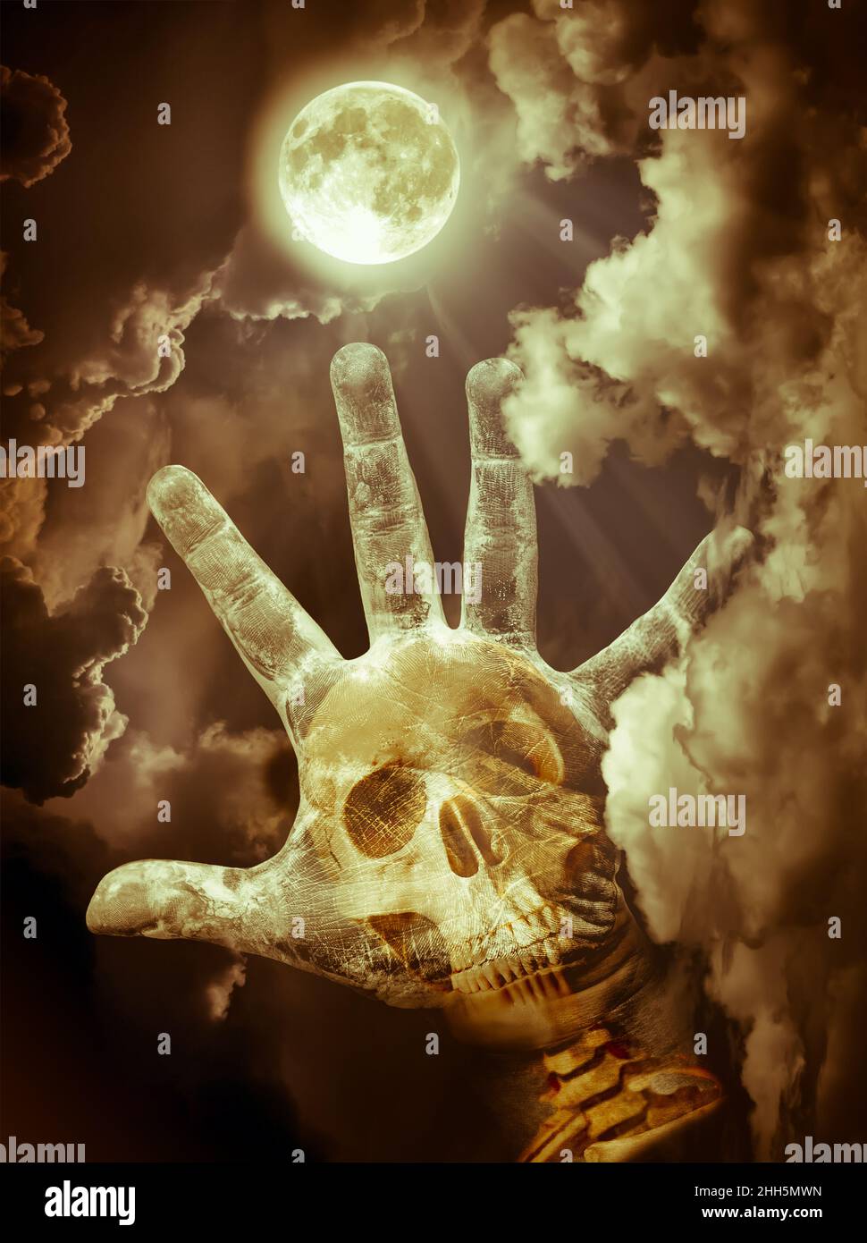 Crâne effrayant combiné avec la paume sale sur le ciel de nuit et les nuages avec pleine lune lumineuse pour l'arrière-plan d'halloween. De la main au ciel. La lune prise avec mon Banque D'Images