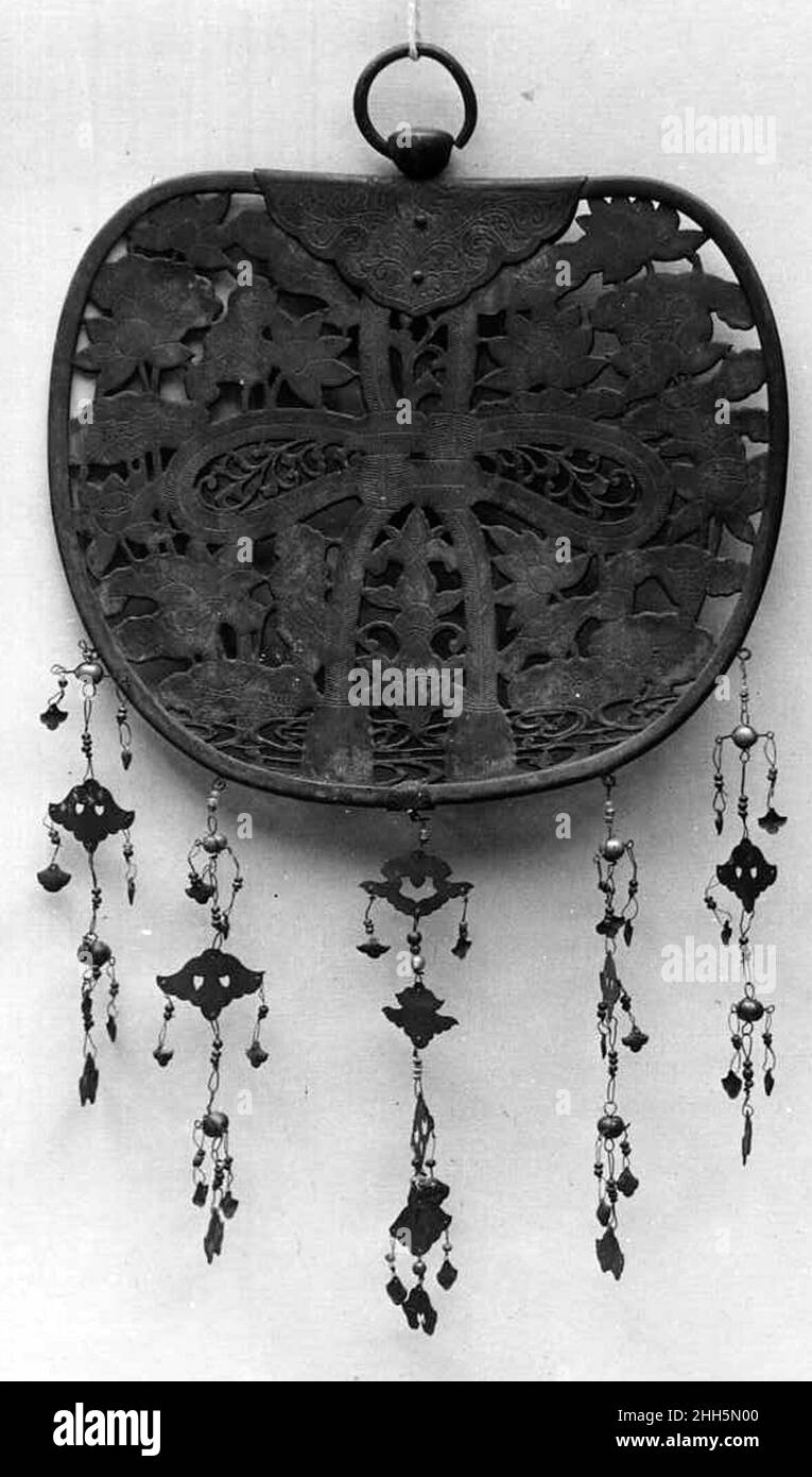 Keman (“guirlande de fleurs” Décoration de Temple) ca.1725 Japan Keman (Sanskrit: Kusumamala) signifie littéralement “guirlande de fleurs”, et se réfère à des disques décoratifs suspendus, habituellement faits de bronze en forme de ventilateur rond (uchiwa), qui sont suspendus à des poutres de sanctuaire intérieur d'un temple, au-dessus d'une statue bouddhiste.On pense qu'ils ont leur origine dans les guirlandes de fleurs fraîches qui ont été offertes aux nobles de l'Inde ancienne.Keman (“guirlande de fleurs” Décoration de Temple) 60011 Banque D'Images