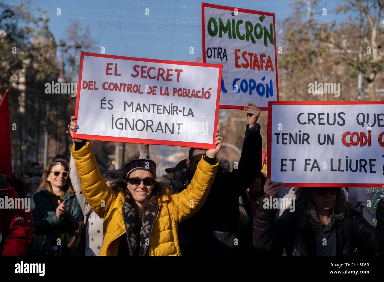 Les manifestants tiennent des pancartes pendant la manifestation.convoquée par le Coordinateur de Barcelone contre la dictature sanitaire, des centaines de personnes ont manifesté dans le centre de Barcelone contre le contrôle social et les mesures sanitaires décrétées après les infections Covid-19.(Photo par Paco Freire / SOPA Images / Sipa USA) Banque D'Images