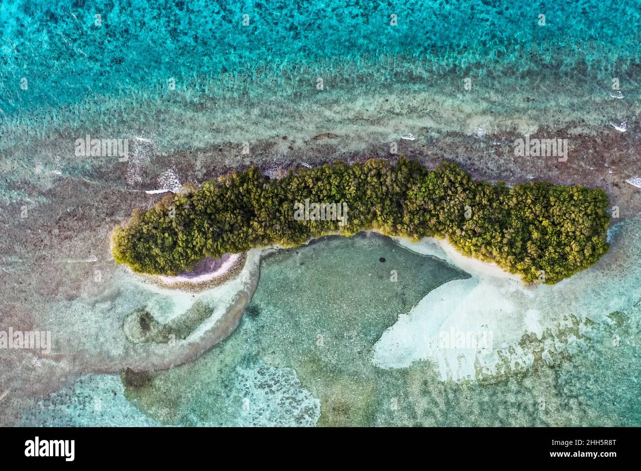 Île désertique au milieu de la mer dans l'atoll de Lhaviyani, Maldives Banque D'Images