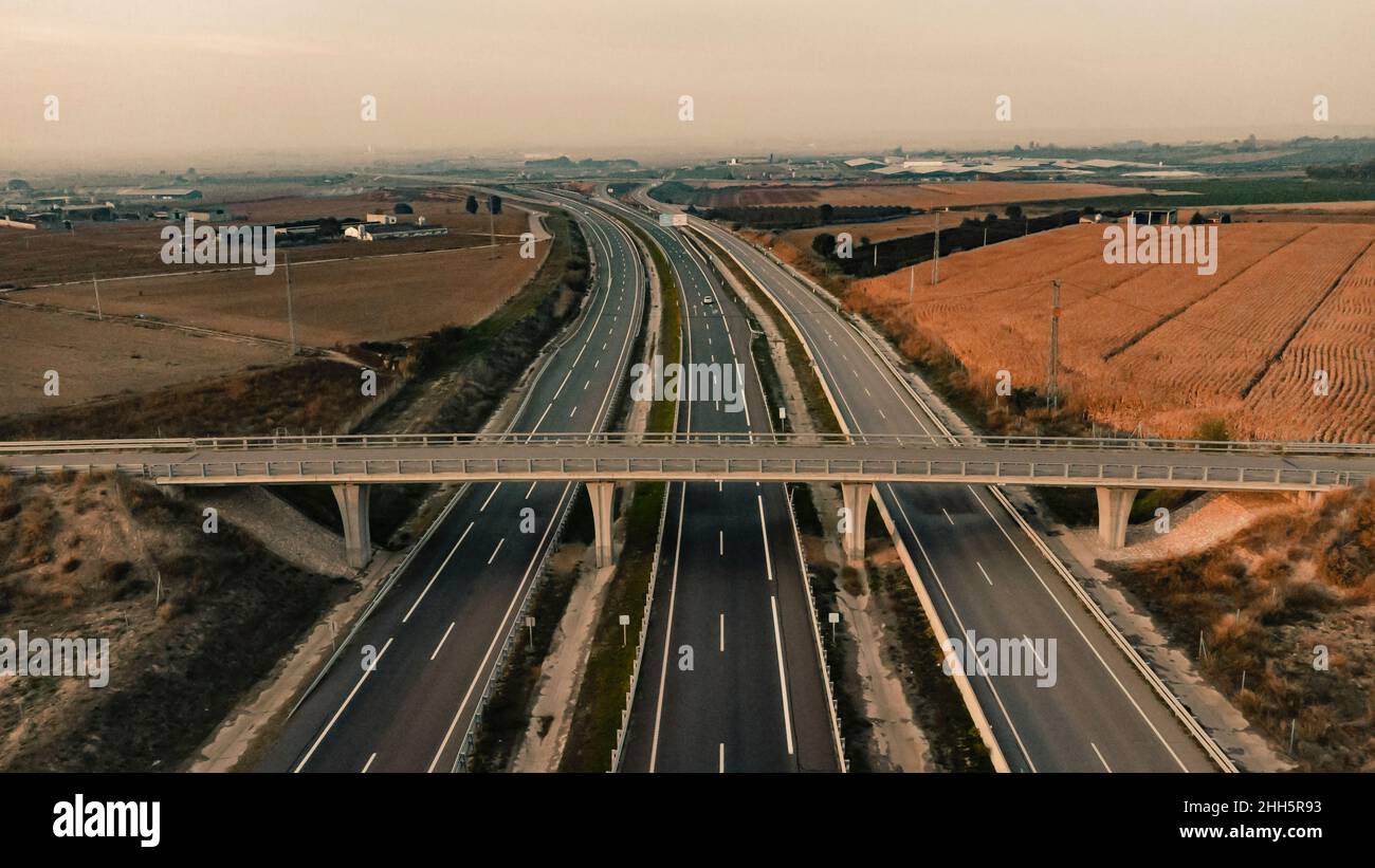 Autoroute vide sous le pont près du champ à Lleida, Espagne Banque D'Images