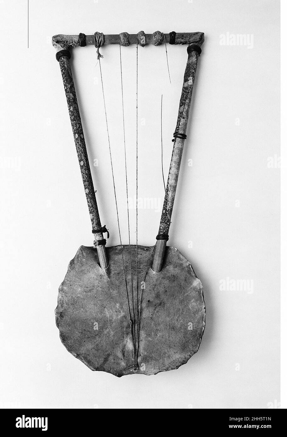 Bol Lyre 19th siècle probablement éthiopien.Bol Lyre. Probablement éthiopien.19th siècle.Tortoiseshell, peau, bois, cuir. Probablement Ethiopie.Mordophone-lyre-plucké Banque D'Images