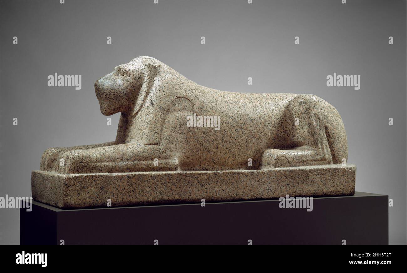 Lion couché ca.2575–2450 C.-B. Old Kingdom cette imposante figure de lion  doit autrefois avoir gardé l'entrée d'un sanctuaire d'âge  pyramidal.Prédateur le plus puissant de la steppe qui borde la vallée du  Nil,