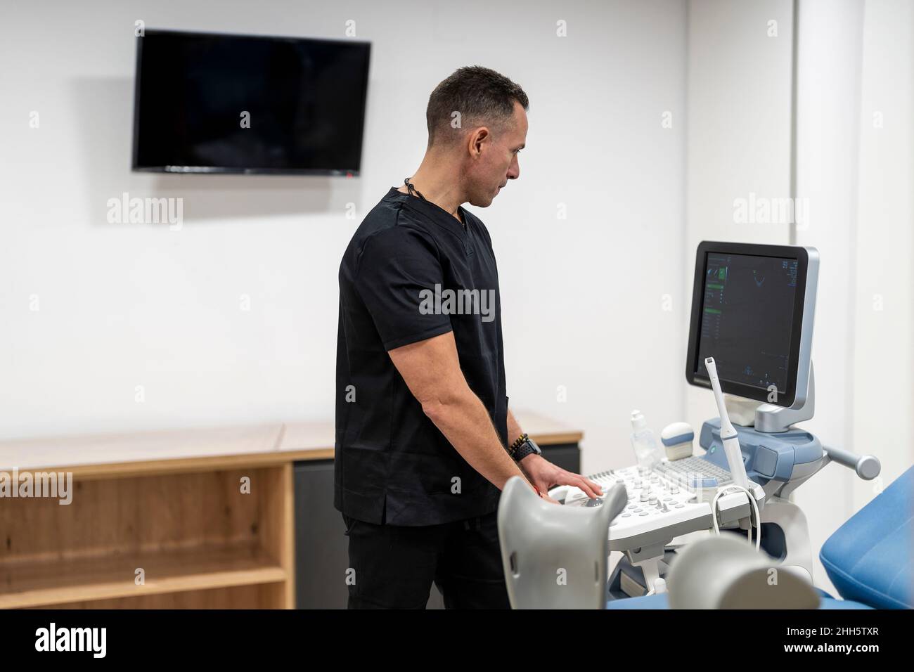 Gynécologue utilisant un scanner médical à l'hôpital Banque D'Images