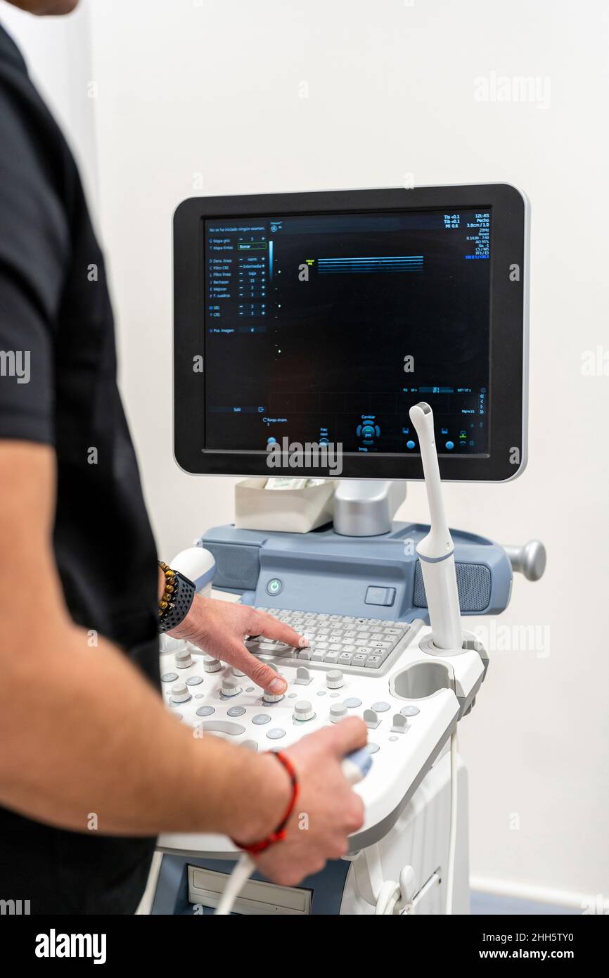 Médecin utilisant le clavier sur l'équipement médical dans l'hôpital Banque D'Images
