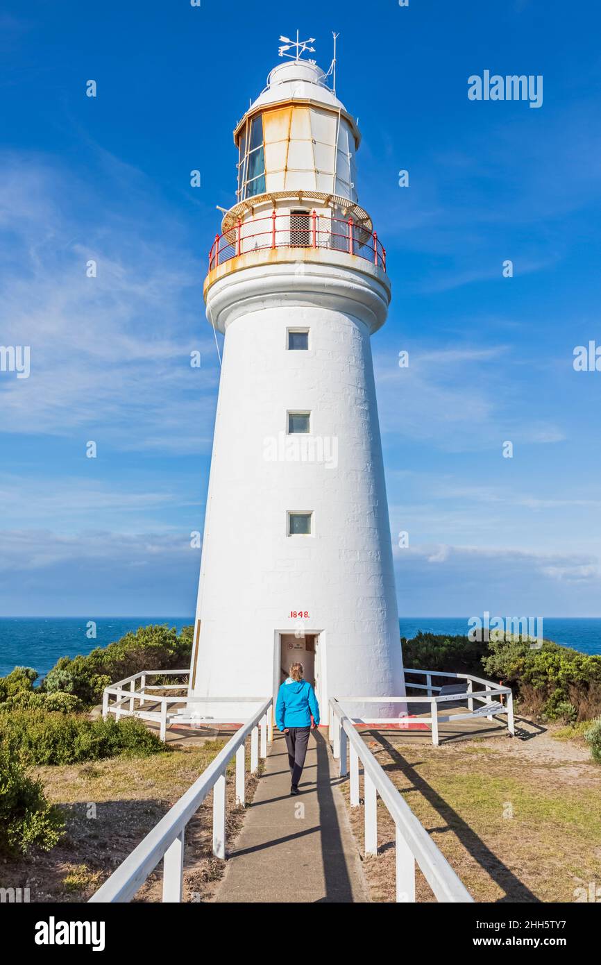 Australie, Victoria, Cape Otway, Tourisme féminin visitant le phare de Cape Otway dans le parc national de Great Otway Banque D'Images