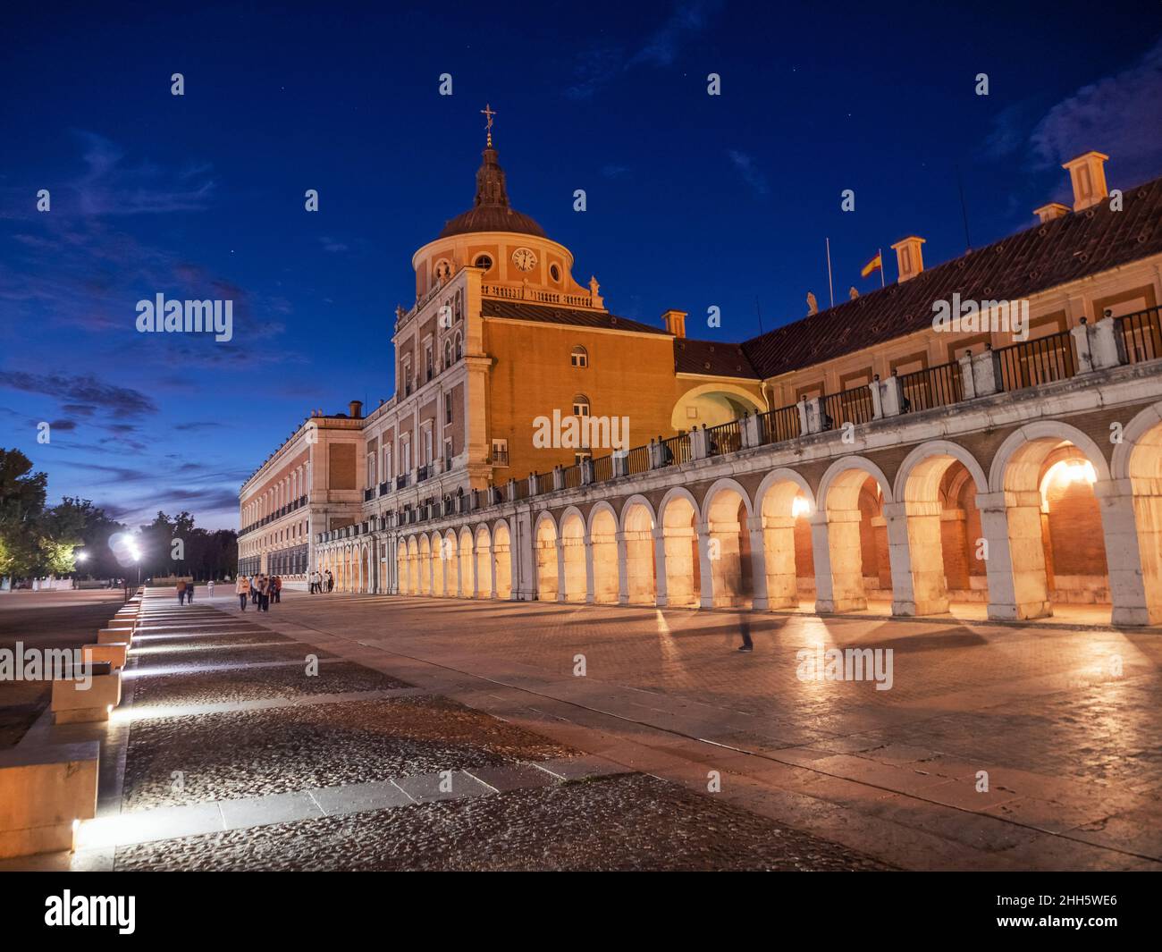 Espagne, Communauté de Madrid, Aranjuez, trottoir s'étendant devant le Palais Royal d'Aranjuez au crépuscule Banque D'Images