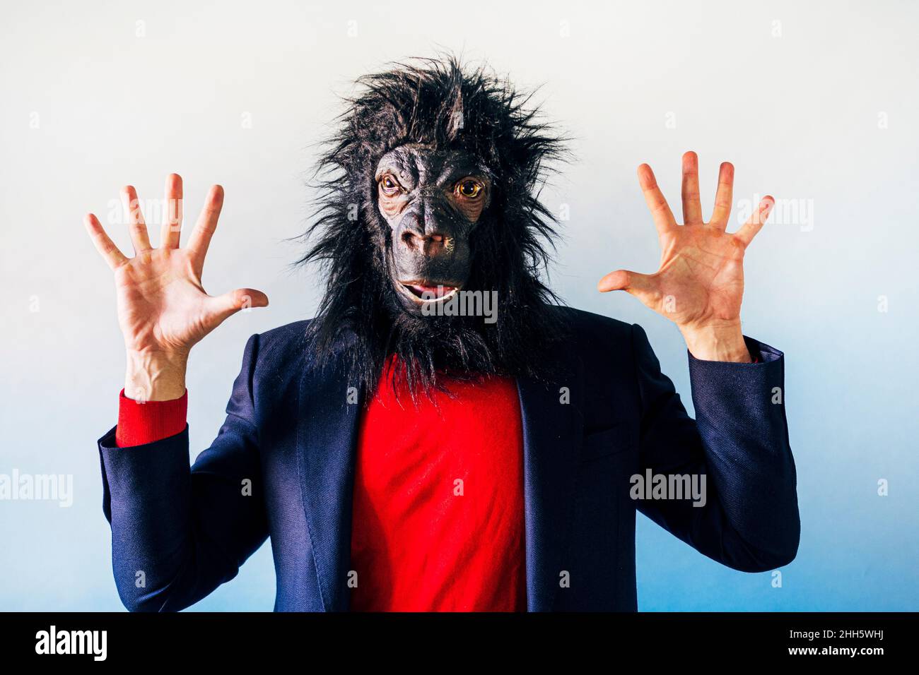 Homme en costume et avec un masque de gorille. Banque D'Images