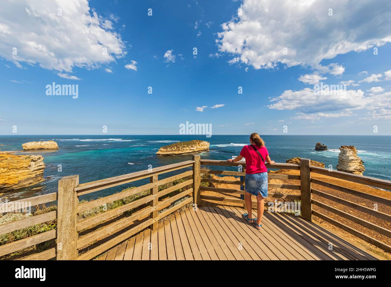 Australie, Victoria, Tourisme féminin admirant la baie des îles depuis le pont d'observation Banque D'Images