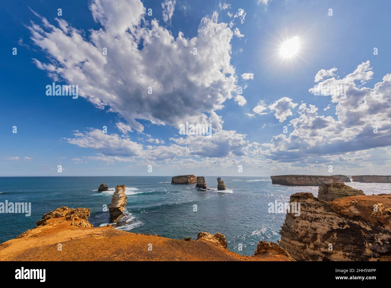 Australie, Victoria, nuages d'été sur le paysage côtier de la baie des îles Banque D'Images