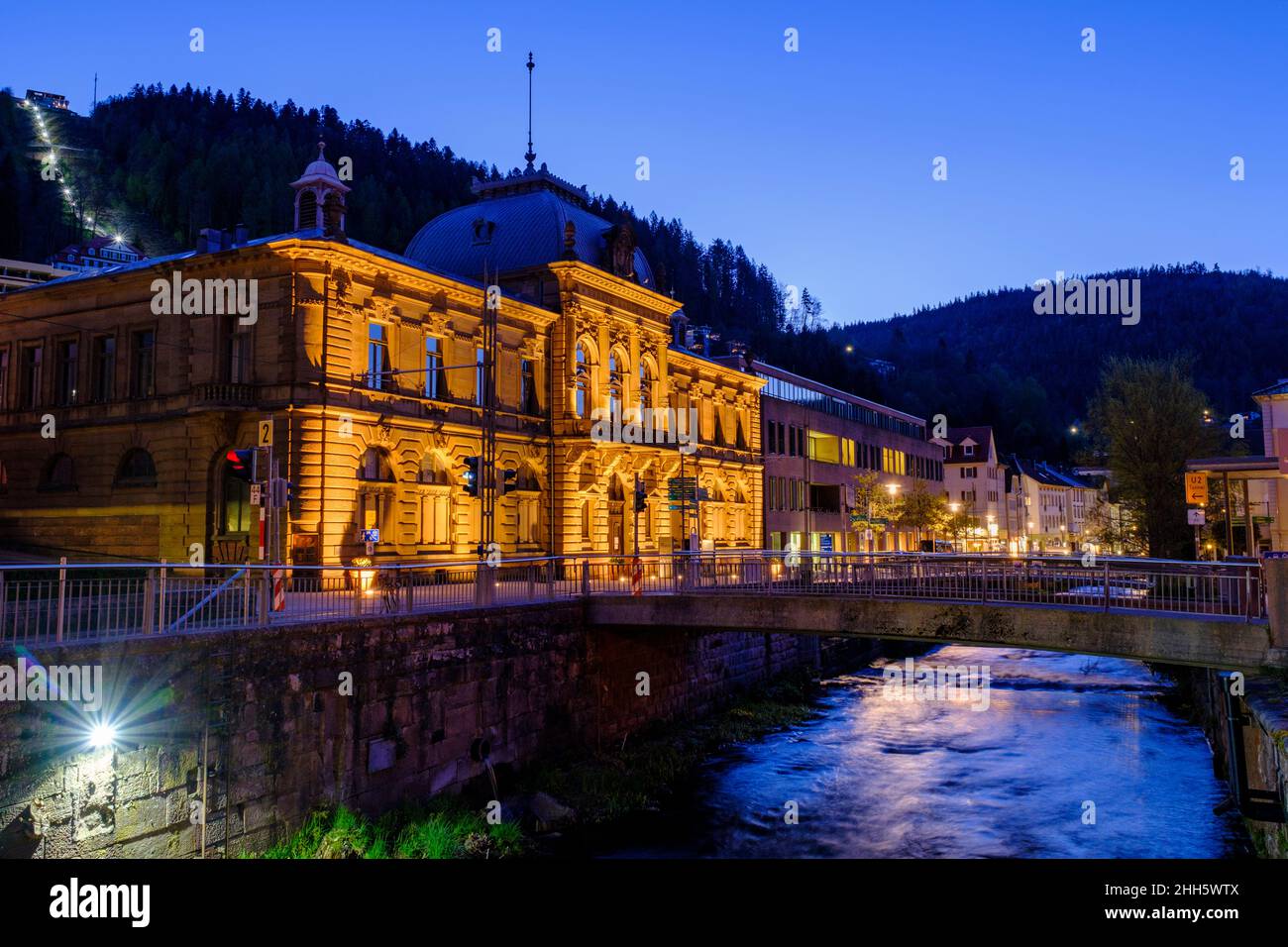 Allemagne, Bade-Wurtemberg, Bad Wildbad, canal de l'Enz en face de la salle de bains Konig-Karls-Bad au crépuscule Banque D'Images