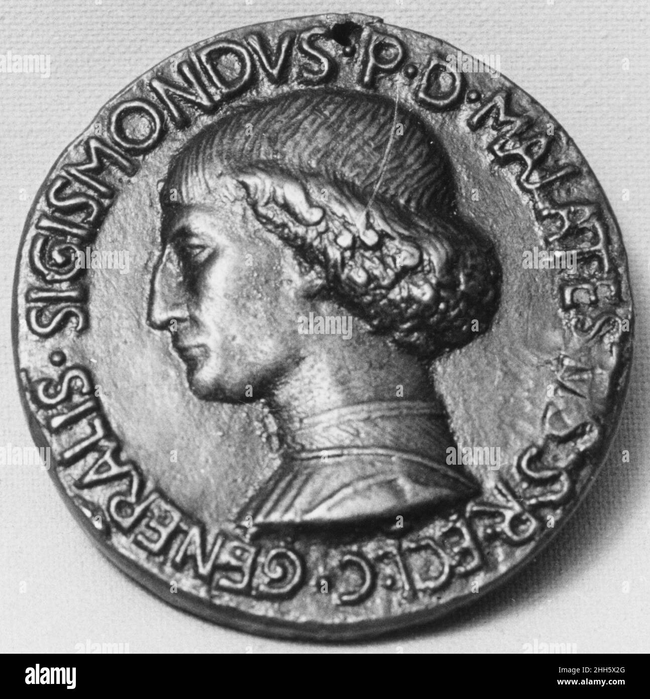 Sigismondo Malatesta en tant que capitaine de l'église romaine 1446 Médaillée : Matteo de' Pasti les médailles italiennes de Matteo figurent parmi les plus belles de la Renaissance italienne.Disciple de Pisanello, il était aussi un illuminateur manuscrit, peintre et architecte.Caractérisé par des formes simples, une modélisation précise et des compositions harmonieuses, beaucoup de ses médailles de portrait se rapportent à son rôle d'artiste et de conseiller du tribunal de Malatesta à Rimini.Sigismondo Malatesta en tant que capitaine de l'église romaine 195390 Banque D'Images
