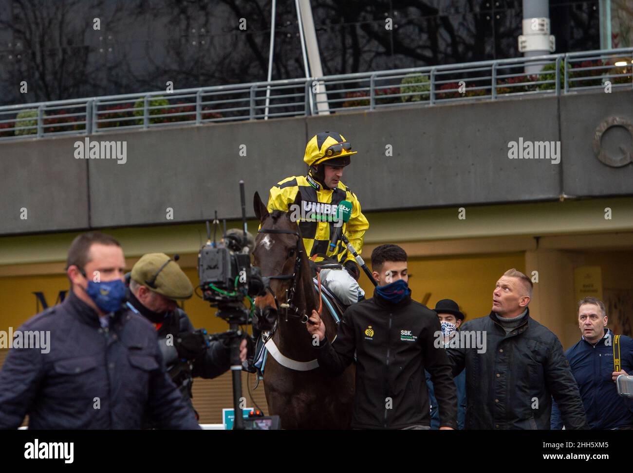 Ascot, Berkshire, Royaume-Uni.23rd janvier 2022.Le cheval Shishkin monté par Jockey Nico de Boinville remporte la SBK Clarence House Steeple Chase (classe 1) (classe 1) (course GBB).Propriétaire Mme J Donnelly.Entraîneur Nicky Henderson, Lambourn.Sélectionneur CJ & E B Bennett.Sponsor Unibet.Crédit : Maureen McLean/Alay Banque D'Images