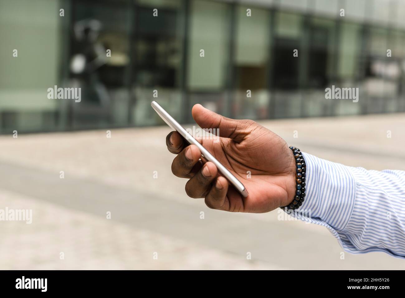 Young man holding mobile phone Banque D'Images