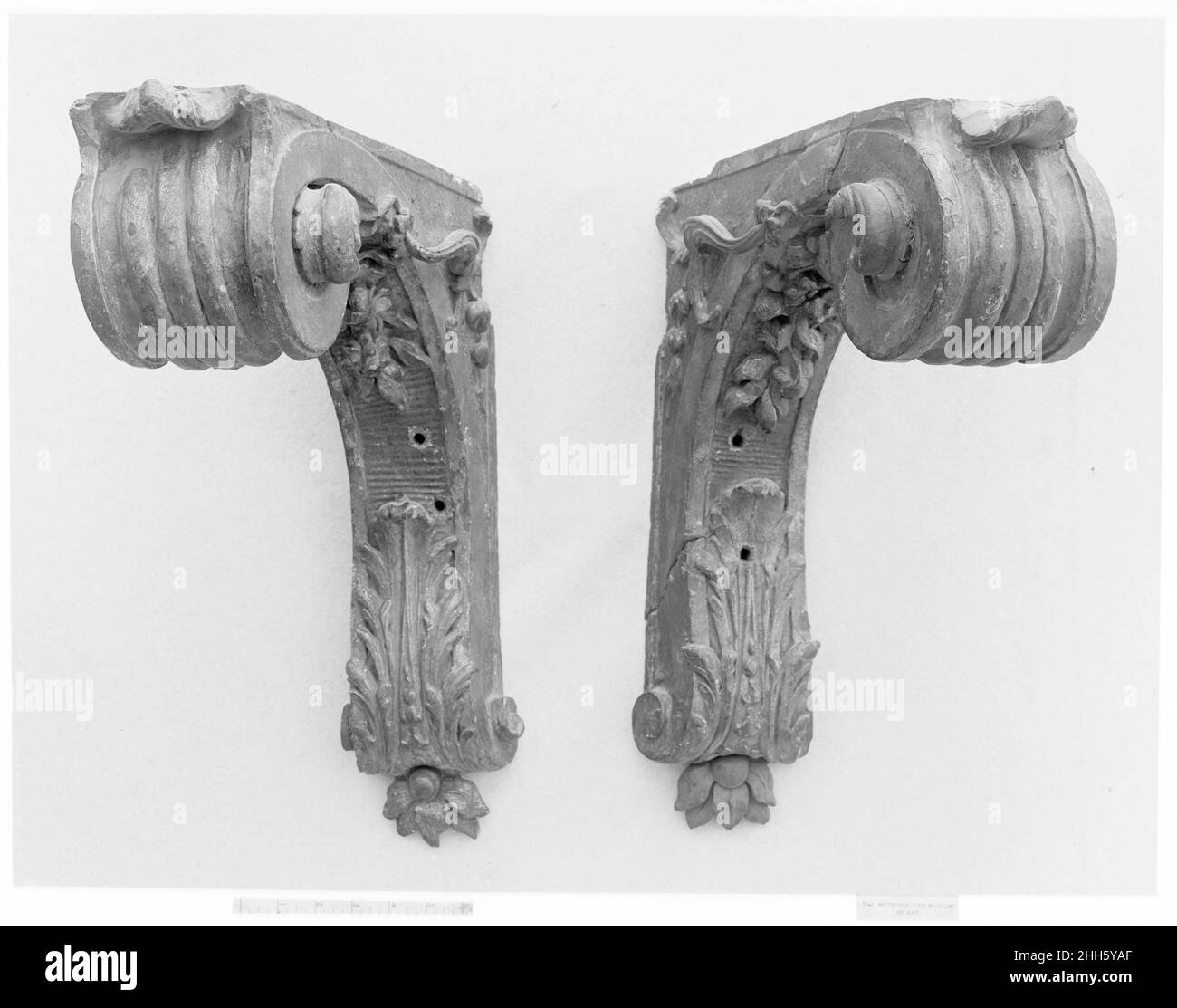 La paire de consoles prend en charge le français du début du 18th siècle.Deux supports de console.Français. Début du 18th siècle.Bois, doré.Boiseries Banque D'Images