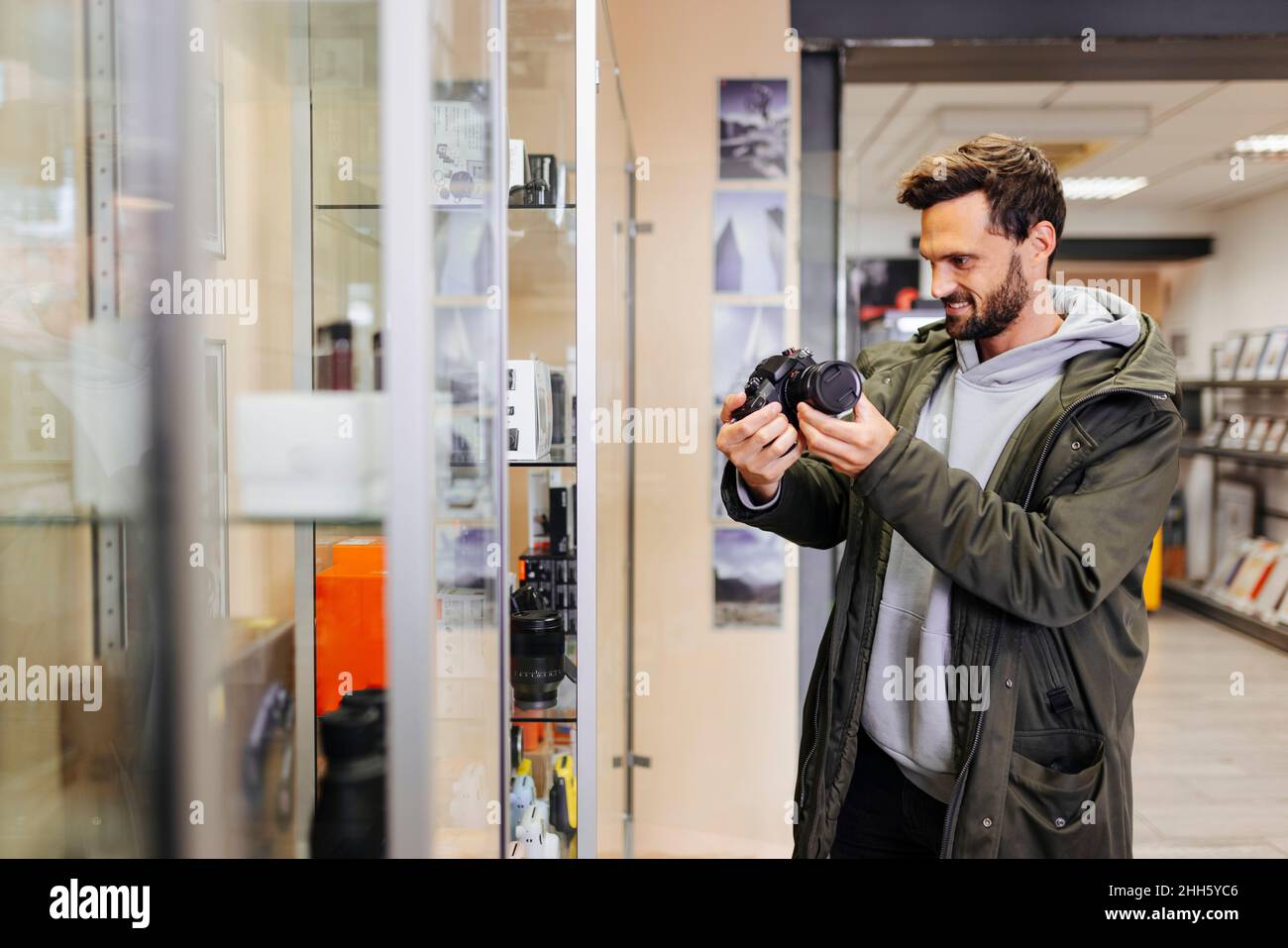Homme souriant qui examine la caméra dans un magasin Banque D'Images