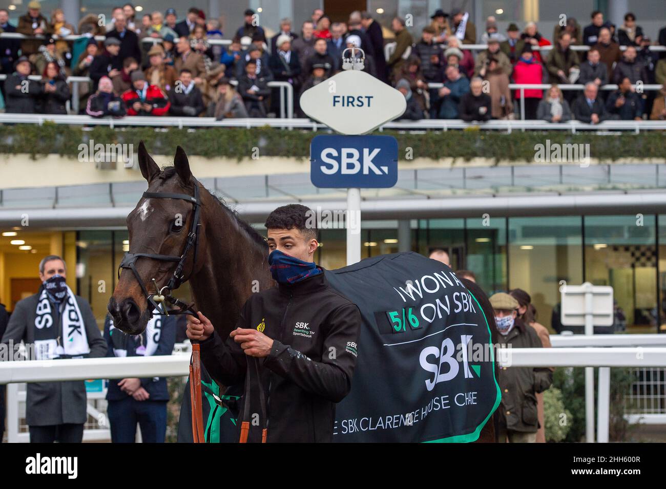 Ascot, Berkshire, Royaume-Uni.23rd janvier 2022.Le cheval Shishkin monté par Jockey Nico de Boinville remporte la SBK Clarence House Steeple Chase (classe 1) (classe 1) (course GBB).Propriétaire Mme J Donnelly.Entraîneur Nicky Henderson, Lambourn.Sélectionneur CJ & E B Bennett.Sponsor Unibet.Crédit : Maureen McLean/Alay Banque D'Images