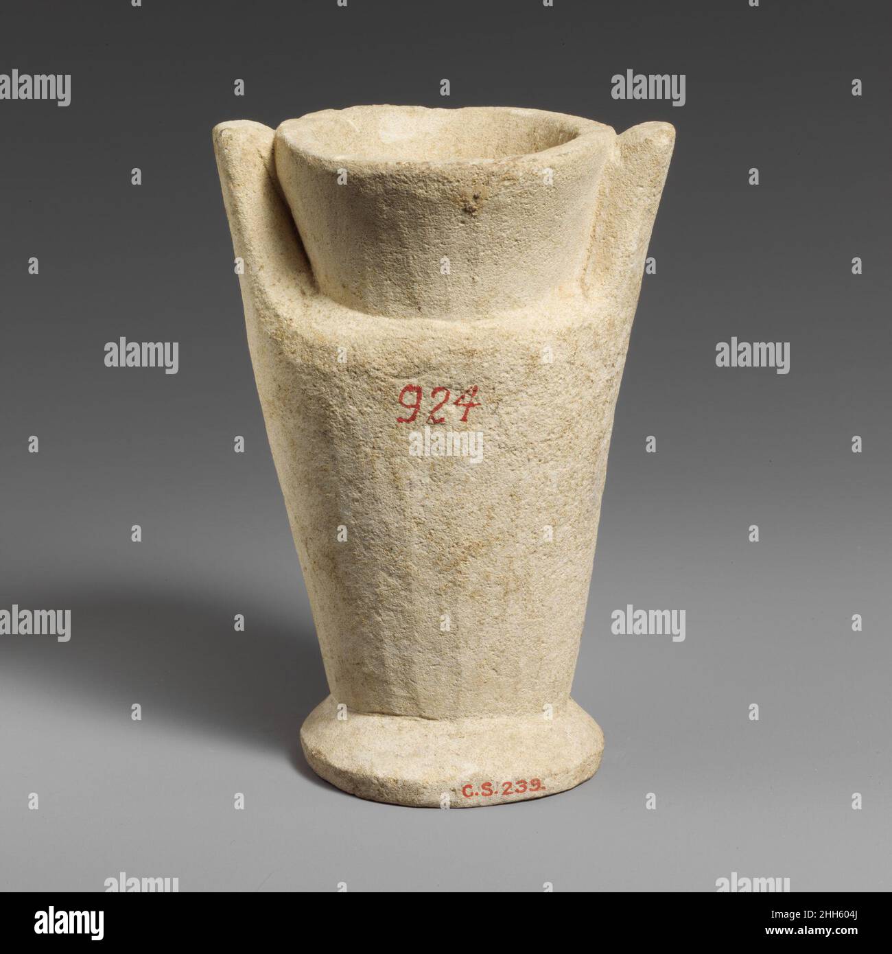 Petit pot de calcaire du 6th au 3rd siècle avant J.-C.?Cypriote High Epaule et deux poignées verticales.Petit pot de calcaire.Chypriote.6th–3rd siècle C.-B.?.Calcaire.Archaïque ou classique ?.Divers – vases en pierre Banque D'Images