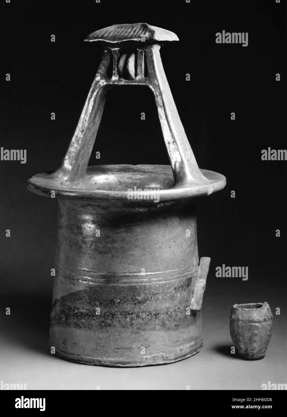 Modèle de tête de puits avec Bucket China.Modèle de tête de puits avec godet.Chine.Faïence avec glaçure de plomb verte.Dynastie des Han de l'est (25–220).Poterie tombeau Banque D'Images