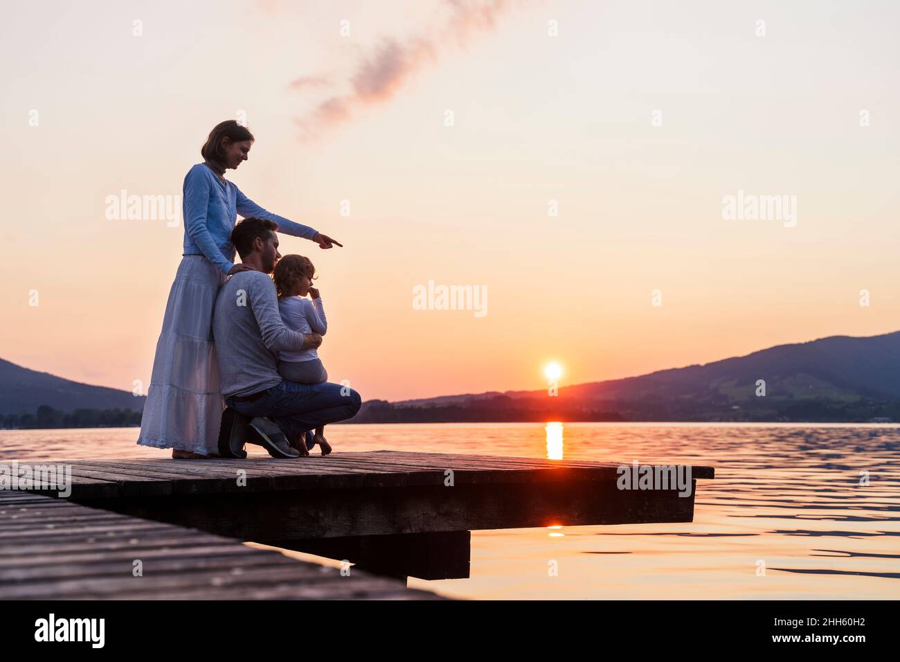 Femme pointant vers le lac par l'homme et la fille, Mondsee, Autriche Banque D'Images