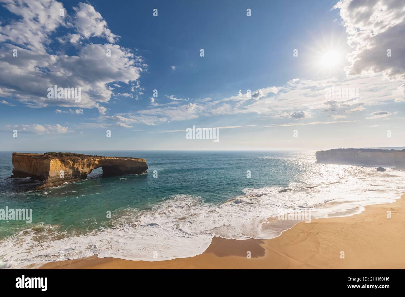 Australie, Victoria, vue sur le soleil qui brille au-dessus de London Arch dans le parc national de Port Campbell Banque D'Images