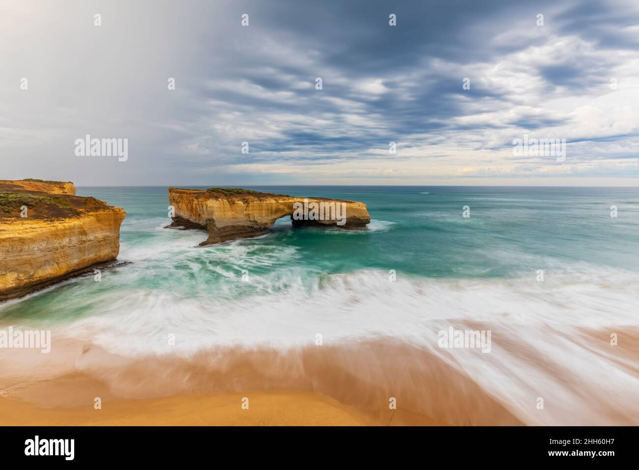 Australie, Victoria, exposition longue de London Arch dans le parc national de Port Campbell Banque D'Images
