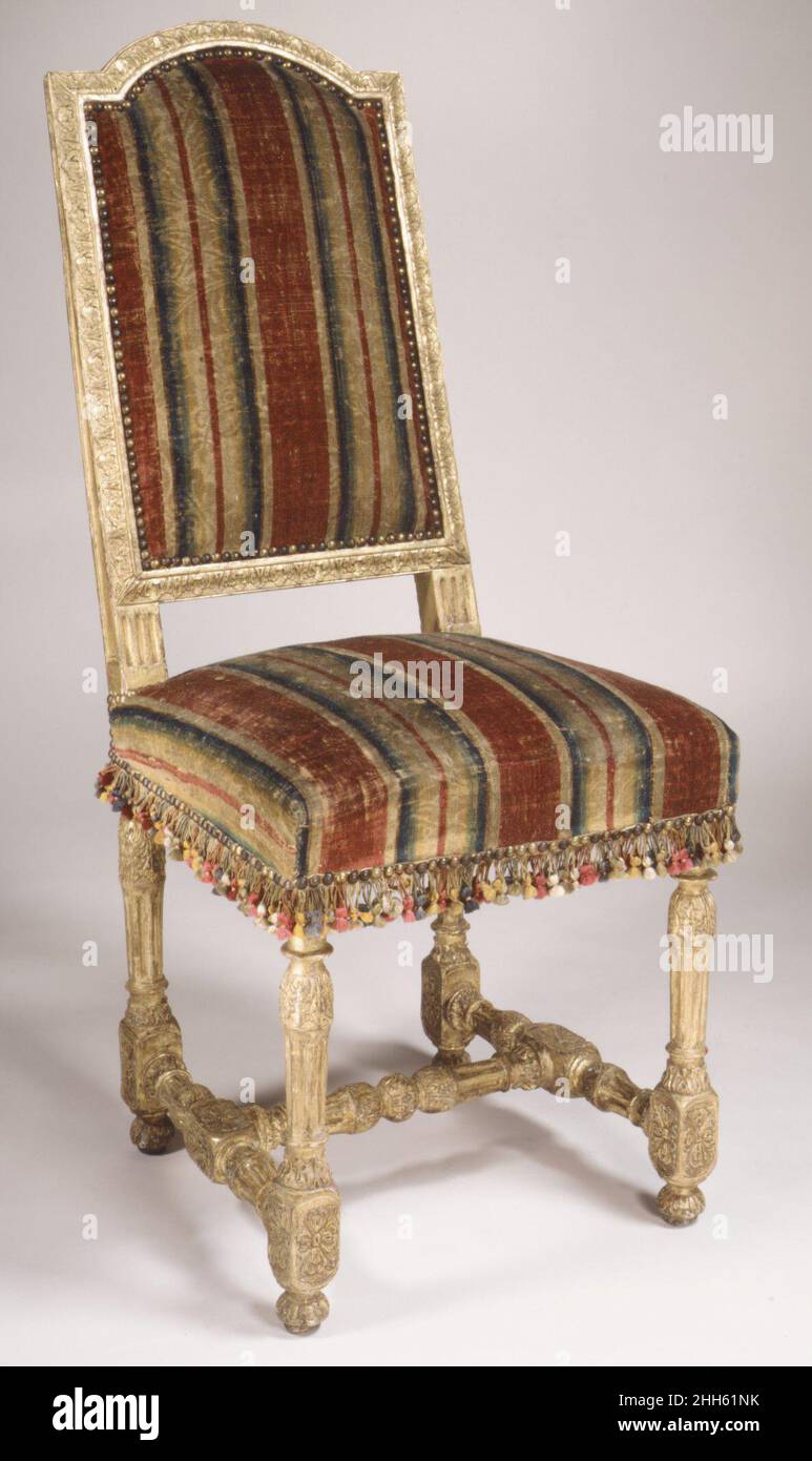 Chaise de côté (une de paire) ca.1690–1700 Français avec son dos droit et  haut légèrement raking arrière, cette chaise de côté formelle avec a été  faite vers 1690-1700.Ses pattes en colonnes, sculptées
