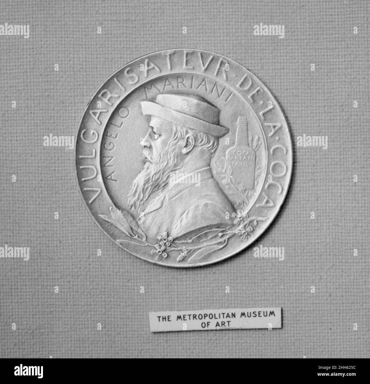 M. Angelo Mariani, propriétaire du Mariani Coca-Wine 1895 médaillé : Louis-Oscar Roty Français.M. Angelo Mariani, propriétaire du Mariani Coca-Wine 188023 artiste: Médaillé: Louis-Oscar Roty, Français, Paris 1846?1911 Paris, M. Angelo Mariani, propriétaire du Mariani Coca-Wine, 1895, argent, frappé, diamètre: 1 3/16 in.(30 mm).Metropolitan Museum of Art, New York.Don du Dr Angelo Mariani, 1896 (96,7.1) Banque D'Images