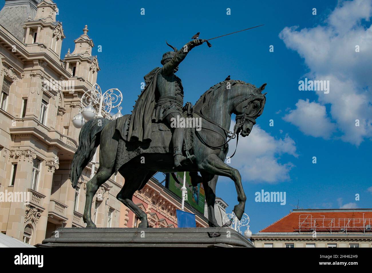 Zagreb, Croatie, Republika Hrvatska, Europe.Josip place Jelacic (Trg bana Josipa Jelacica).Statue équestre sur Ban Josip Jelacic, realizée en 1866 par le sculpteur germano-autrichien Anton Dominik Fernkorn.Le monument rembrembers ses campagnes militaires pendant la révolution de 1848. Banque D'Images