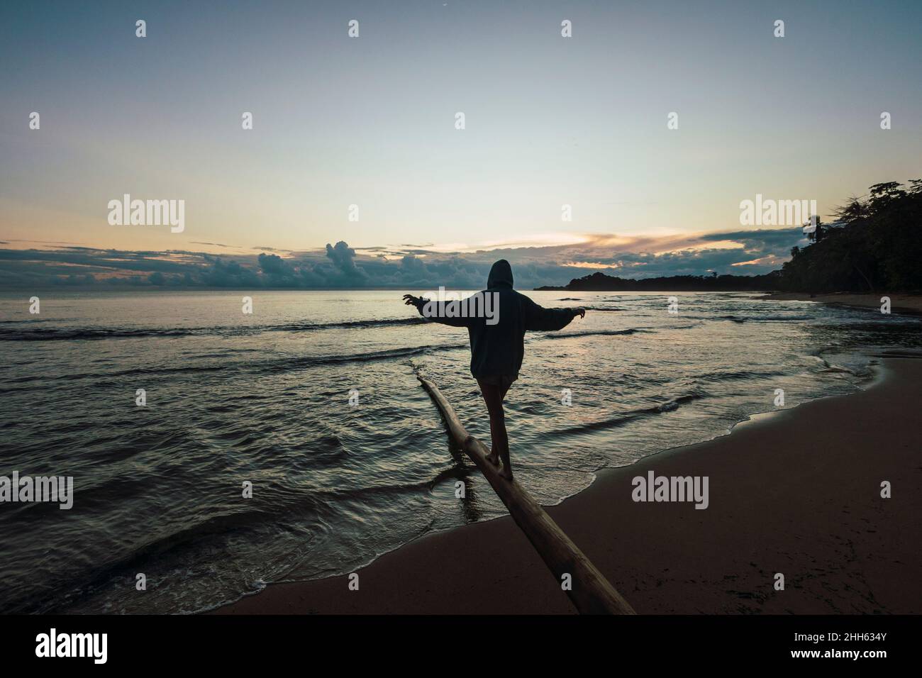 Femme insouciante marchant sur la plage, Limon, Costa Rica Banque D'Images