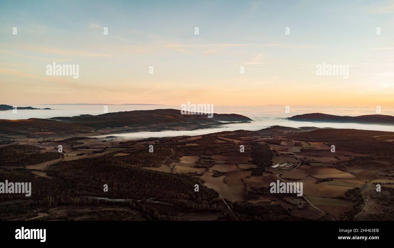 Espagne, province de Huesca, Estopinan del Castillo, panorama aérien des montagnes enveloppées dans la mer des nuages au crépuscule Banque D'Images