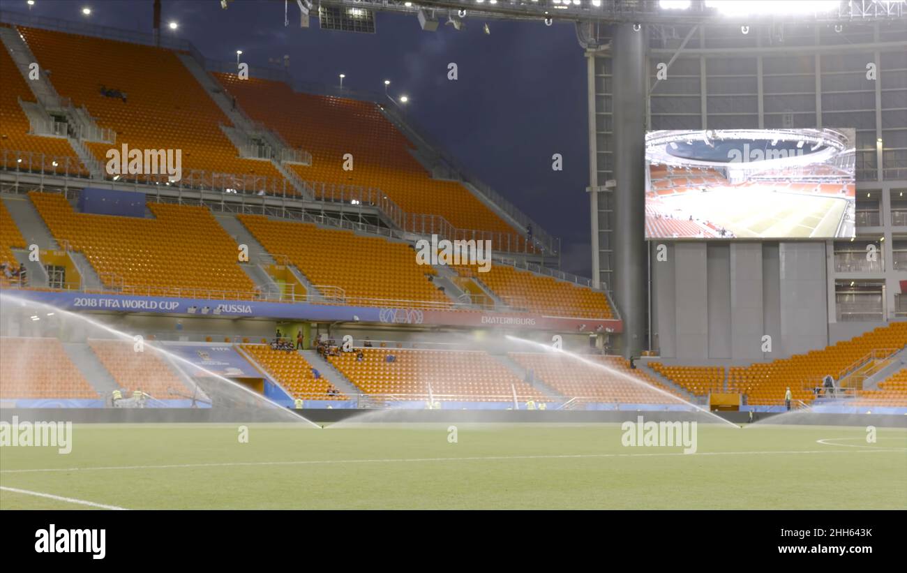 Stade de football avec arrosage du terrain avant le championnat.Action.Arrosoir équipement de pulvérisation pelouse verte sports grand stade extérieur, préparation pour g Banque D'Images