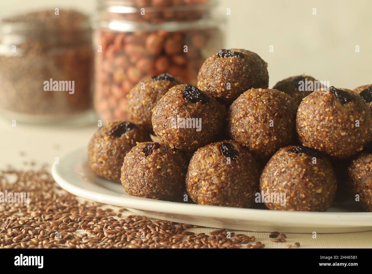 Laddu d'arachide de lin.Sucré indien à base de graines de lin grossièrement moulues et d'arachides à la noix de coco et à la jaggery fraîchement râpées, aromatisé par le cardamo Banque D'Images