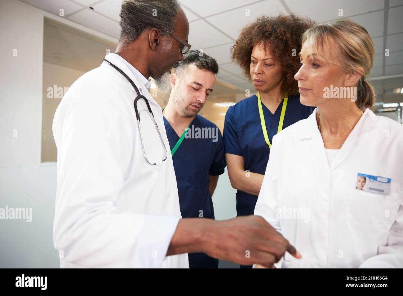 Les travailleurs de la santé discutent ensemble lors d'une réunion à l'hôpital Banque D'Images