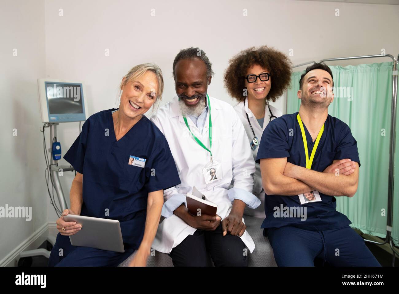 Des médecins et des infirmières joyeux ensemble dans la salle médicale Banque D'Images