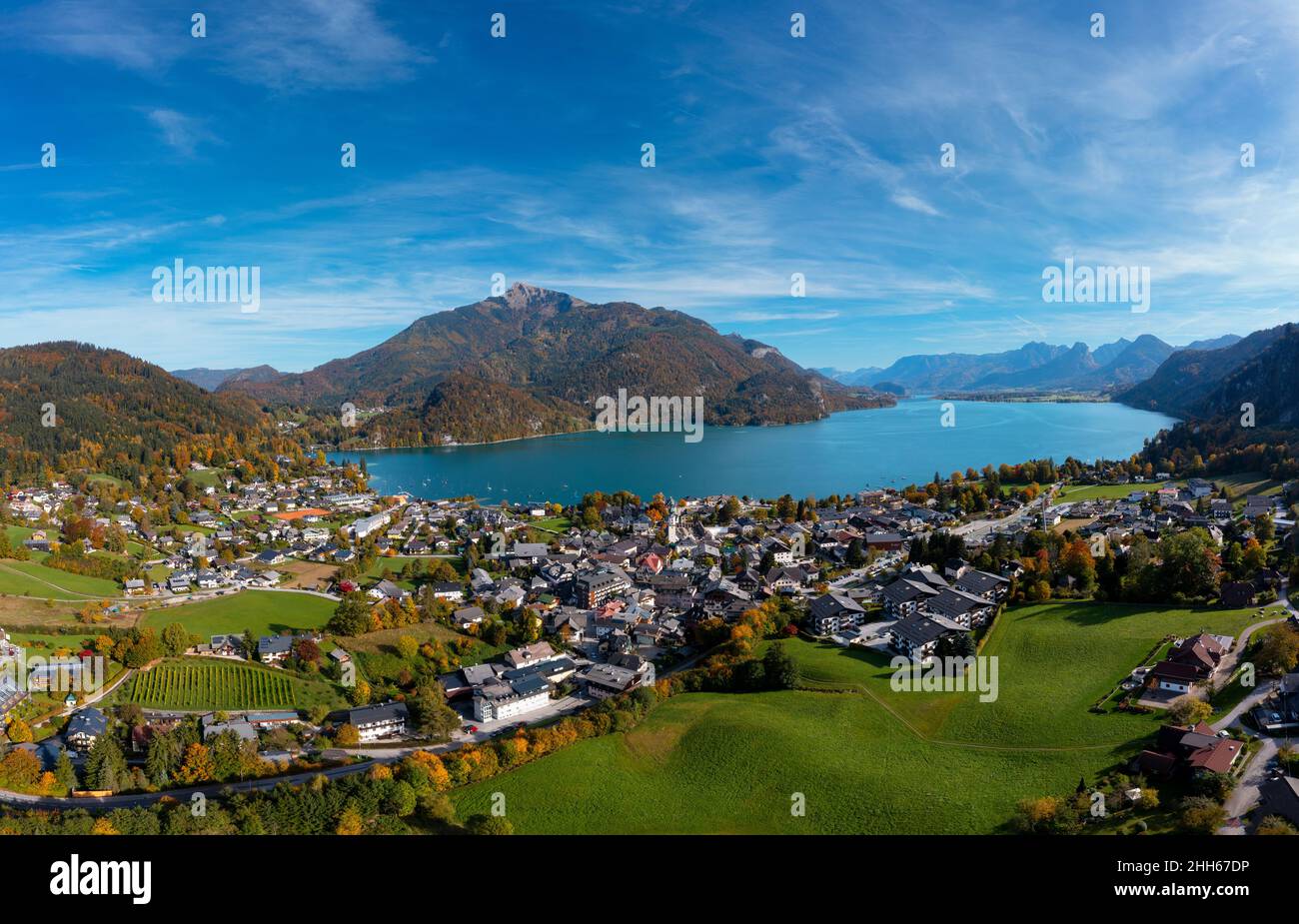 Autriche, Salzbourg, Sankt Gilgen, Drone vue sur le village sur les rives du lac Wolfgang Banque D'Images