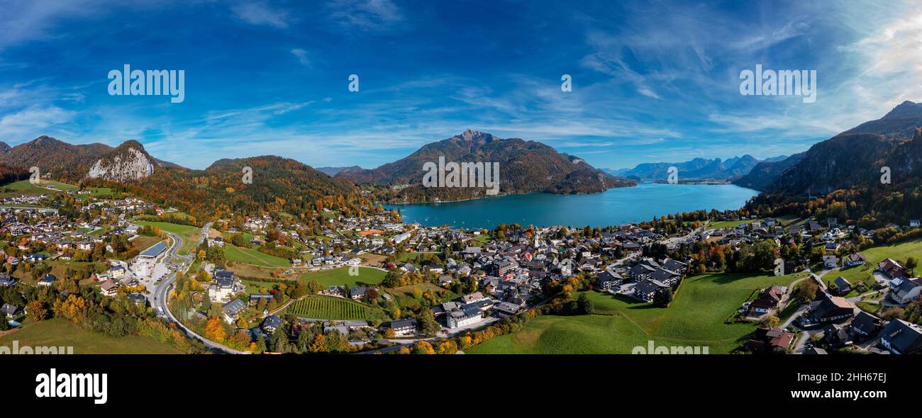 Autriche, Salzbourg, Sankt Gilgen, Drone panorama du village sur les rives du lac Wolfgang Banque D'Images