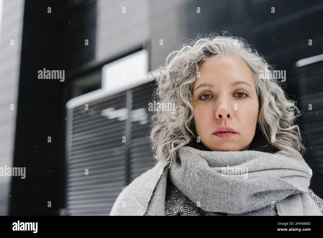 Femme aux cheveux gris bouclés en hiver Photo Stock - Alamy