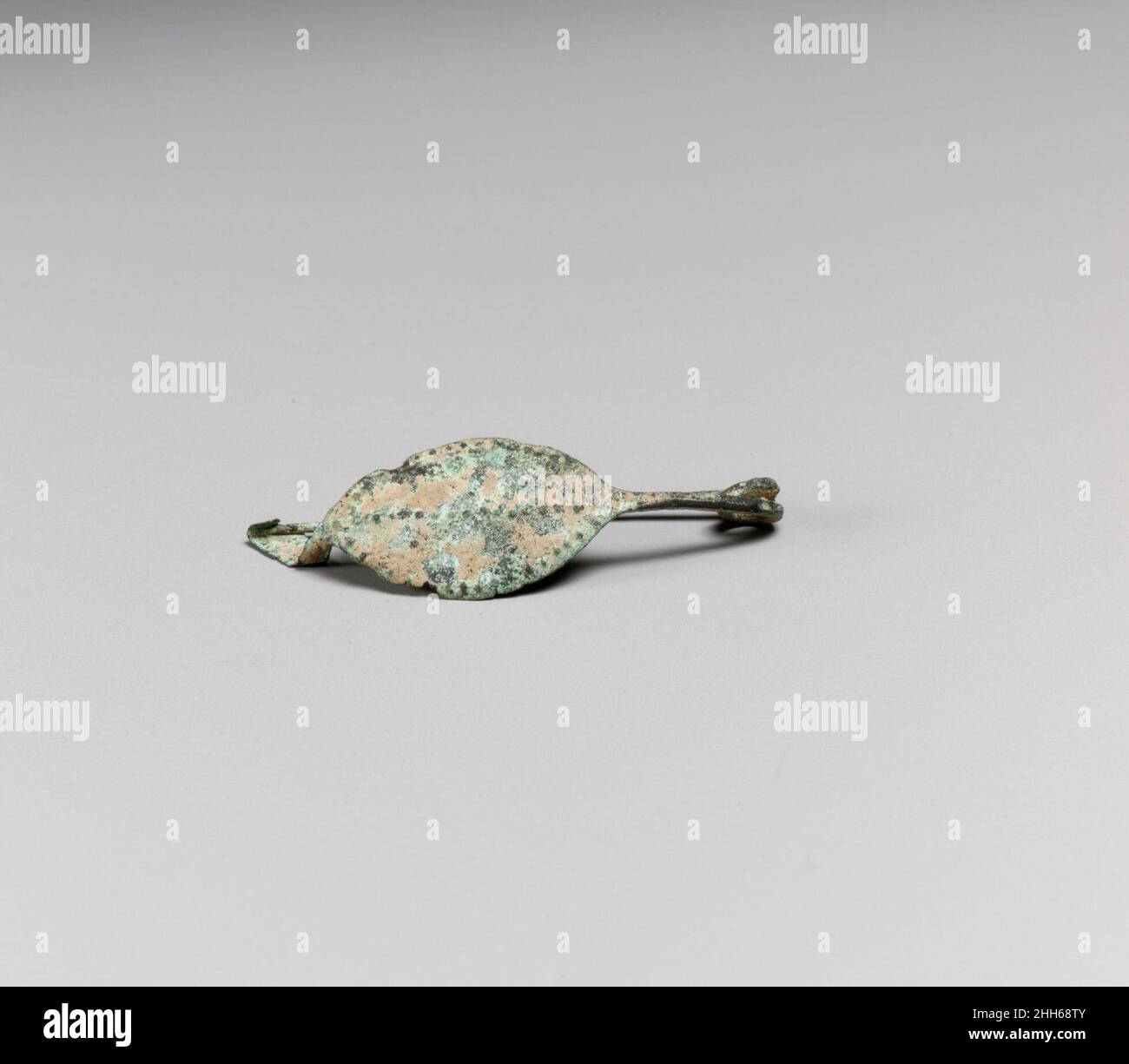 Péroné.Péroné 252409 péroné, bronze, H. : 1/2 x 2 1/8 po., 0,7 cm (1,3 x 5,4 x 0,7 cm).Metropolitan Museum of Art, New York.Legs de Richard B. Seager, 1926 (26.31.489) Banque D'Images