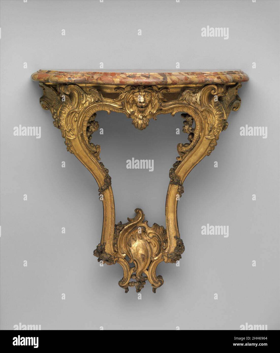 Table de console ca.1745–50 Français la cartouche asymétrique de cette petite console, ainsi que ses rouleaux en C et en C inversé et l'utilisation de la décoration rocaille révèlent des éléments quintessence du style rococo prévalant en Europe continentale à partir de 1730s.cette console faisait partie de la collection modèle de boiseries,Lambris et mobilier de siège de Maison Leys, une entreprise de décoration réussie, située sur la place de la Madeleine à Paris.Depuis 1885, l'entreprise est dirigée par Georges Hoentschel, qui a installé la collection en 1903 dans un musée à l'affiche du Boulevard Flandrin, Paris.THR Banque D'Images