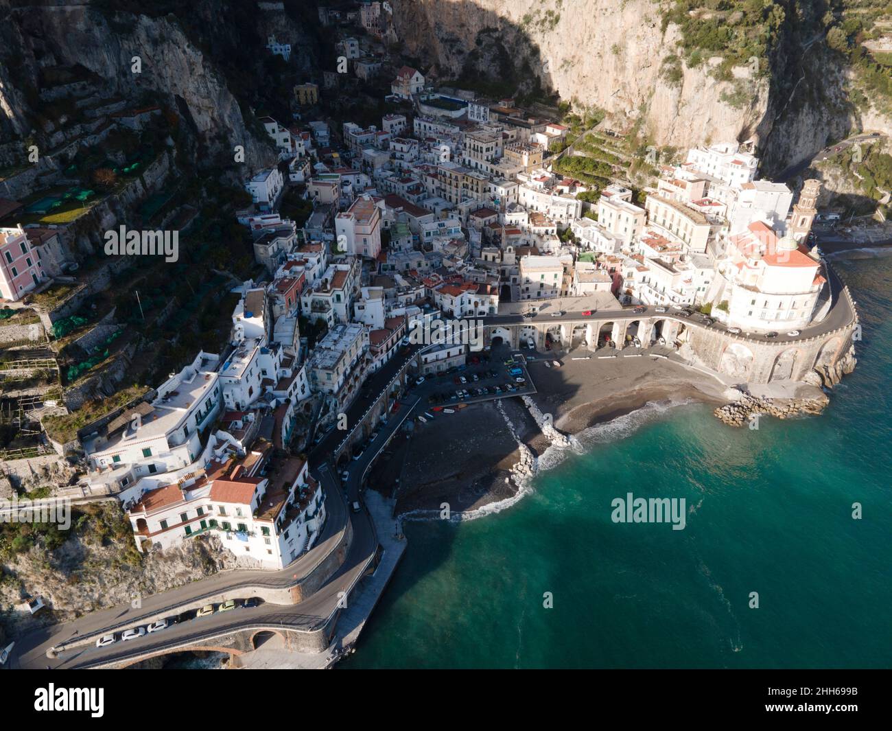 Italie, province de Salerne, Atrani, Drone vue sur la ville sur la côte amalfitaine Banque D'Images