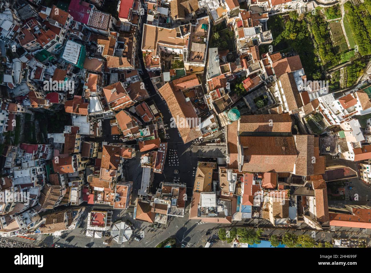 Italie, province de Salerne, Amalfi, Drone vue sur la ville sur la côte amalfitaine Banque D'Images