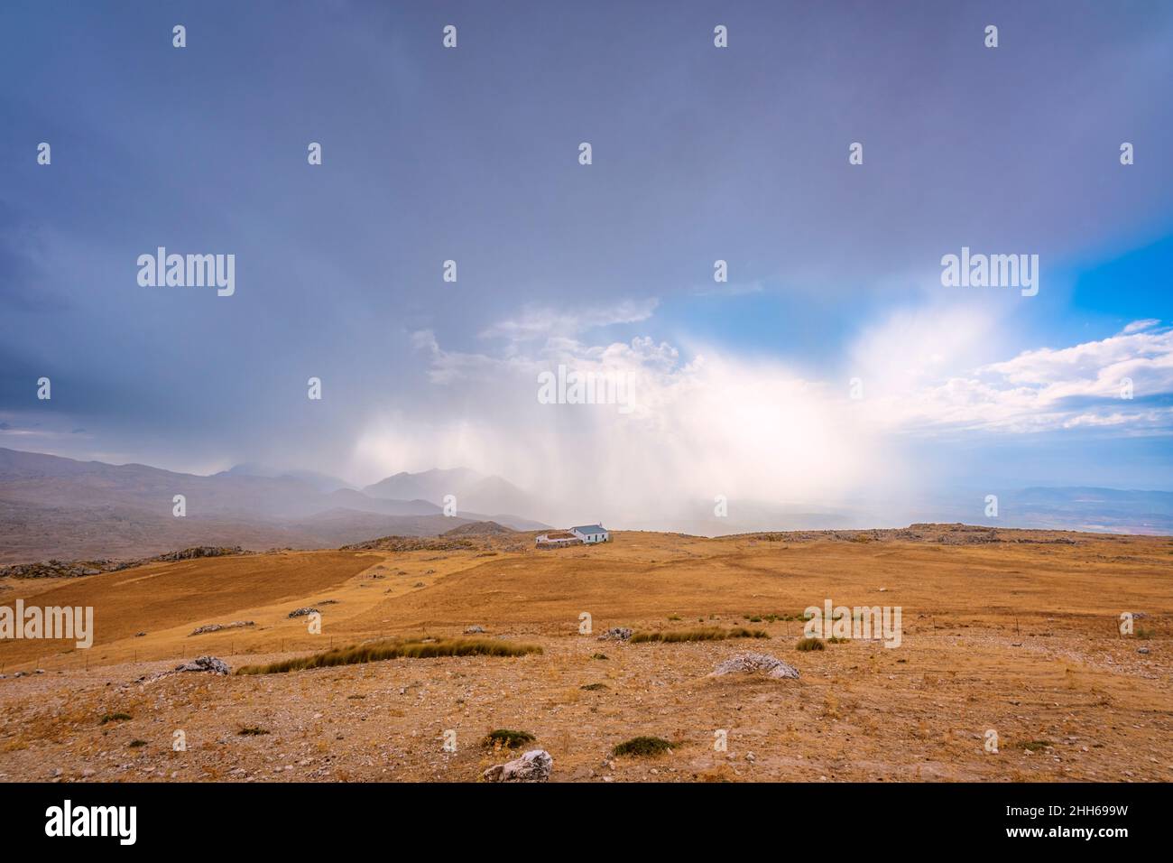 Paysage pittoresque à Sierra Gorda montagne sous couvert de nuages en Andalousie, Espagne, Europe Banque D'Images