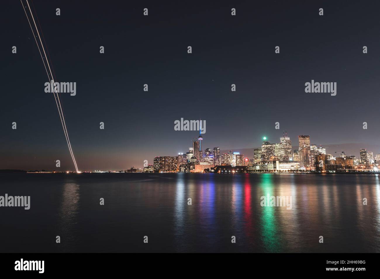 Canada, Ontario, Toronto, Skyline de la ville de bord de lac la nuit Banque D'Images