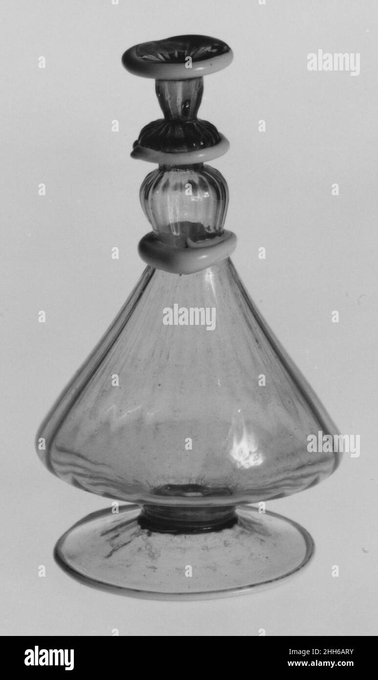 Bouteille sprinkleur(?)Façade de venise du 17th siècle, peut-être espagnole (Barcelone).Bouteille sprinkleur(?)460725 Banque D'Images